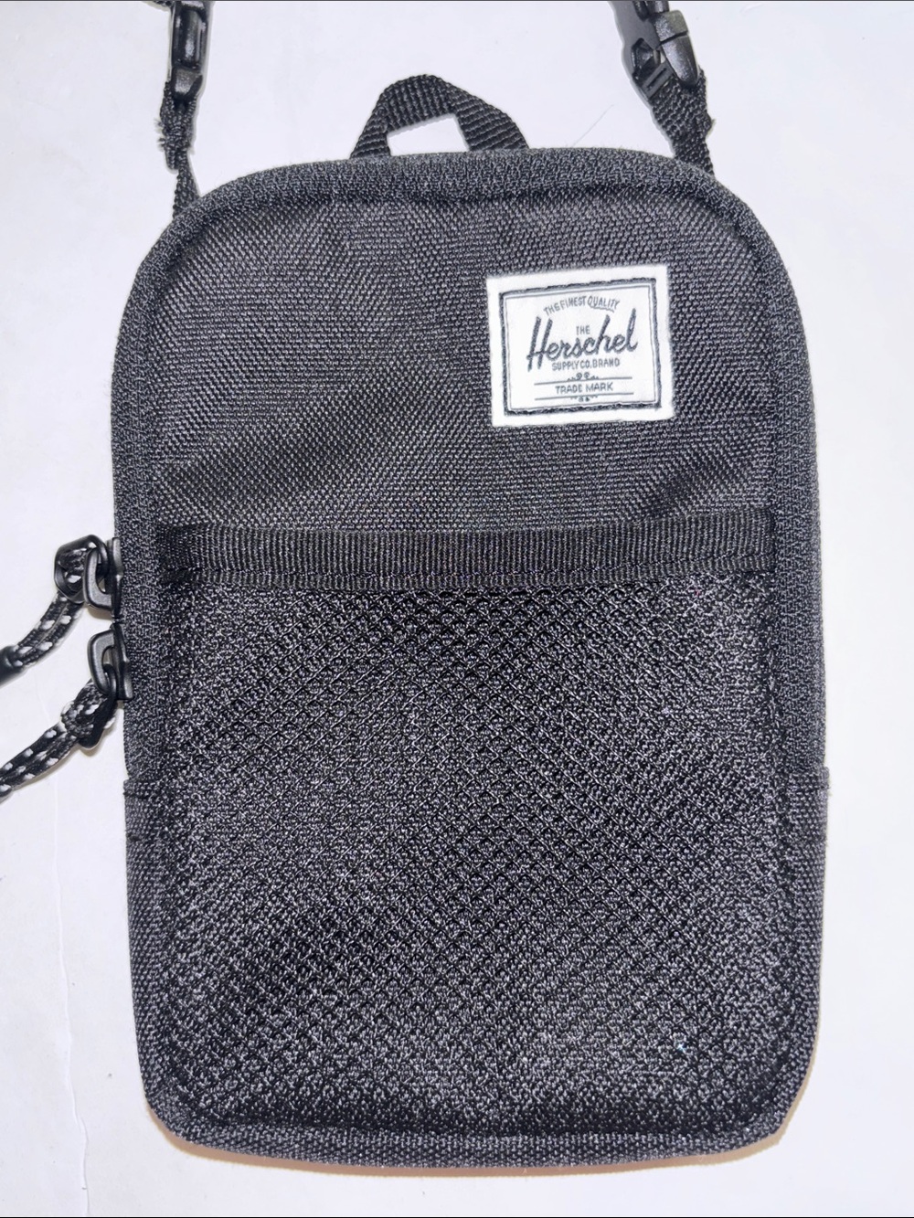 HERSHEL BLACK MINI CROSSBODY ADJUSTABLE STRAP NET POCKET IN FRONT
ZIP CLOSURE